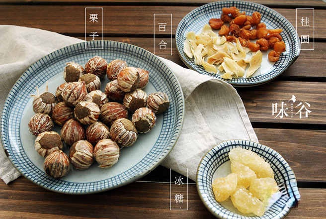 元肉<a href=/shicai/shucai/BaiHe/index.html target=_blank><u>百合</u></a><a href=/shicai/guopin/LiZi/index.html target=_blank><u>栗子</u></a>糖水的做法