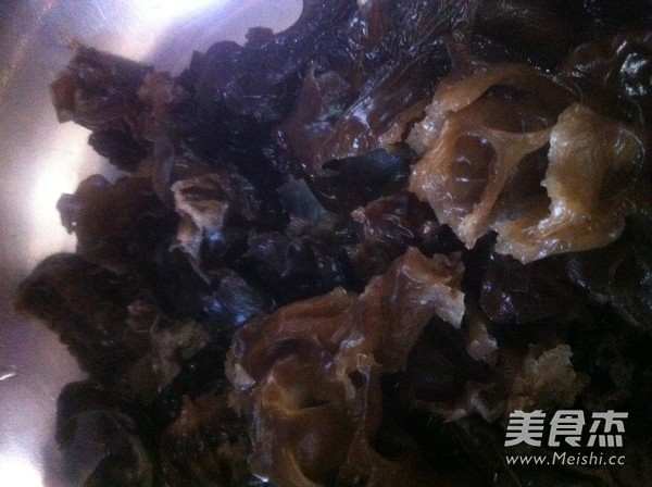 红<a href=/shicai/guopin/Zao/index.html target=_blank><u>枣</u></a>炒<a href=/shicai/shucai/MuEr/index.html target=_blank><u>木耳</u></a>的做法