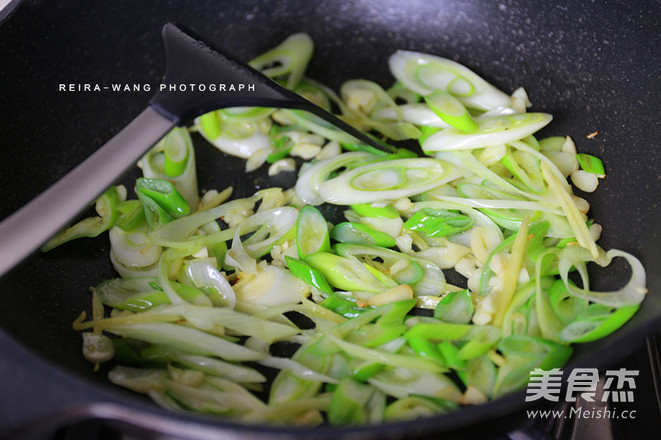 葱爆<a href=/shicai/rouqin/YangRou/index.html target=_blank><u>羊肉</u></a>的做法