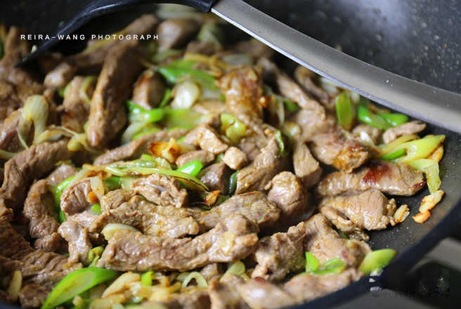 葱爆<a href=/shicai/rouqin/YangRou/index.html target=_blank><u>羊肉</u></a>的做法