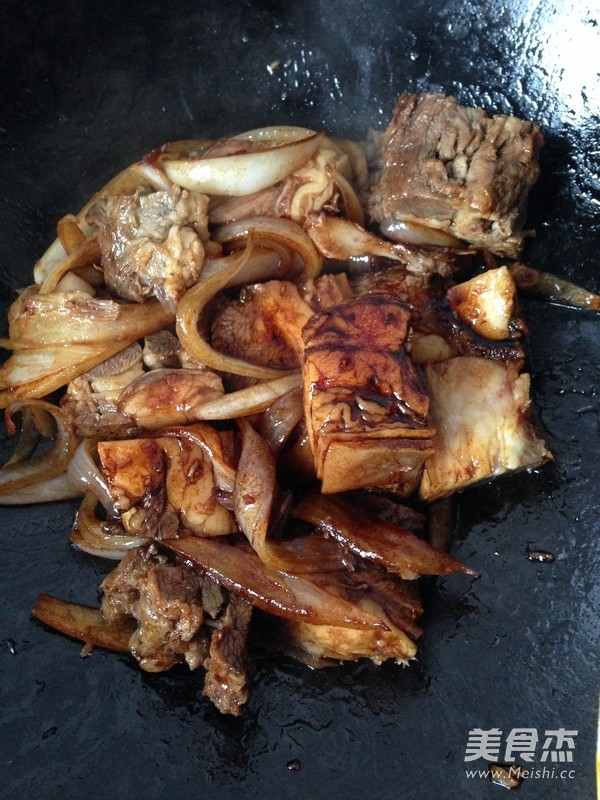 <a href=/shicai/shucai/QingSuan/index.html target=_blank><u>青蒜</u></a>烧<a href=/shicai/rouqin/YangRou/index.html target=_blank><u>羊肉</u></a>的做法