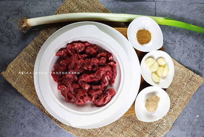 葱爆<a href=/shicai/rouqin/YangRou/index.html target=_blank><u>羊肉</u></a>的做法