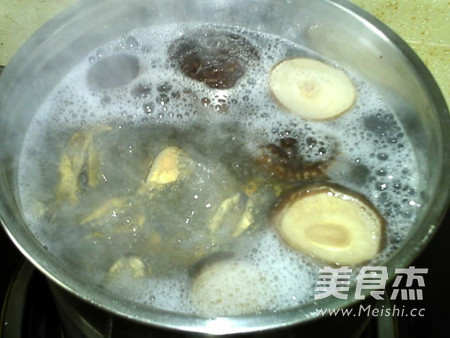 <a href=/shicai/shucai/XiangGu/index.html target=_blank><u>香菇</u></a><a href=/shicai/shucai/MuEr/index.html target=_blank><u>木耳</u></a>淡菜汤的做法