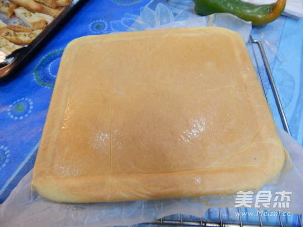 黄<a href=/shicai/guopin/Tao/index.html target=_blank><u>桃</u></a>果酱蛋糕卷的做法