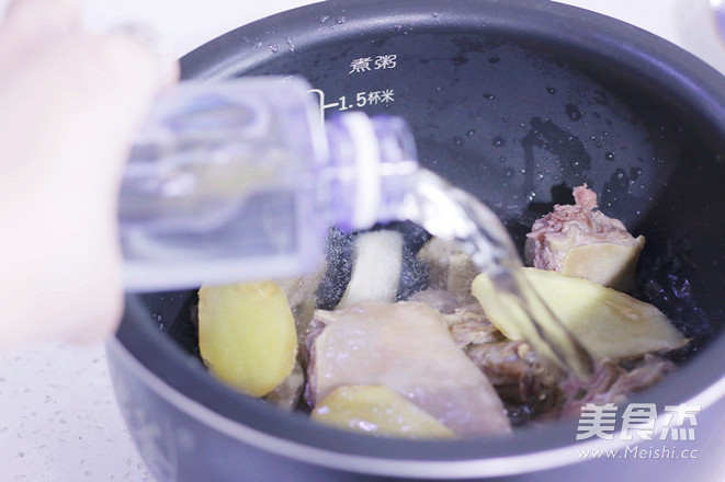 <a href=/shicai/shucai/ChunSun/index.html target=_blank><u>春笋</u></a>腊鸭汤的做法