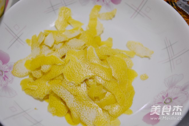 <a href=/shicai/guopin/YouZi/index.html target=_blank><u>柚子</u></a>皮糖的做法