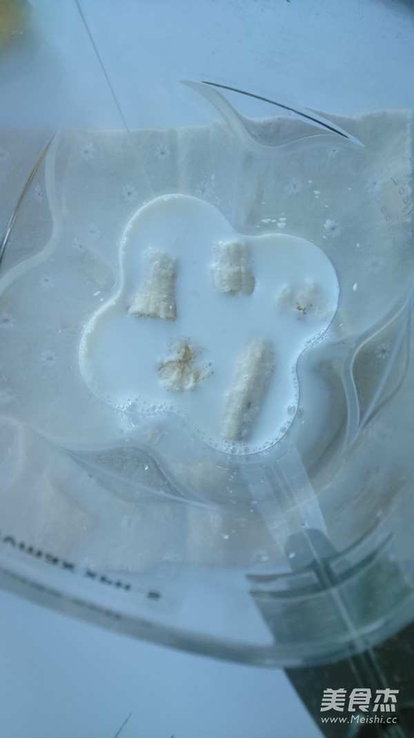 奥利奥<a href=/shicai/guopin/XianJiao/index.html target=_blank><u>香蕉</u></a>奶昔的做法