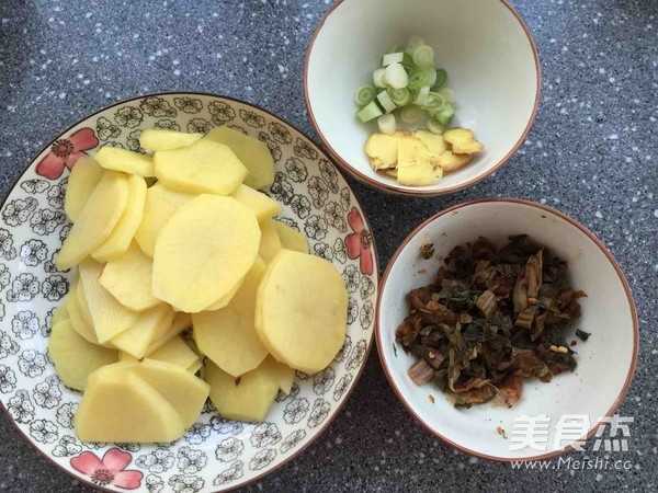 酸菜<a href=/shicai/shucai/TuDou/index.html target=_blank><u>土豆</u></a>汤的做法