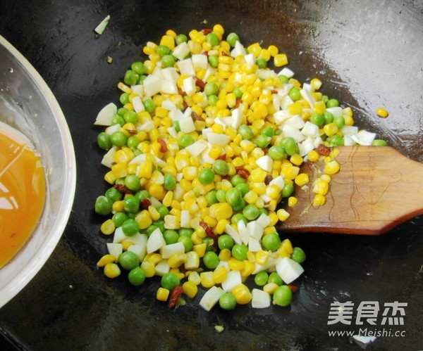 蛋白炒<a href=/shicai/mimian/YuMi/index.html target=_blank><u>玉米</u></a>的做法