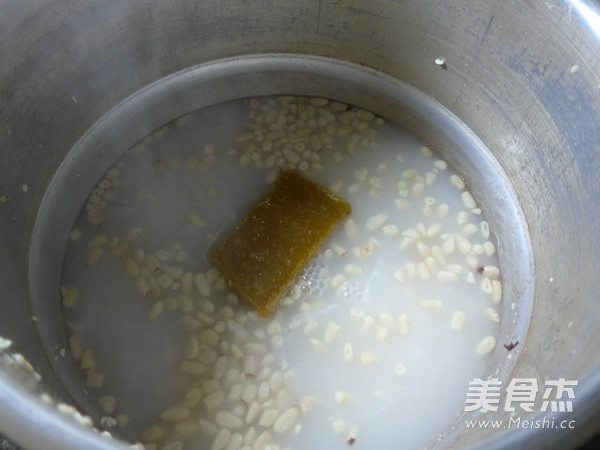 <a href=/shicai/guopin/SongZi/index.html target=_blank><u>松子</u></a>仁<a href=/shicai/mimian/DaMi/index.html target=_blank><u>大米</u></a>粥的做法