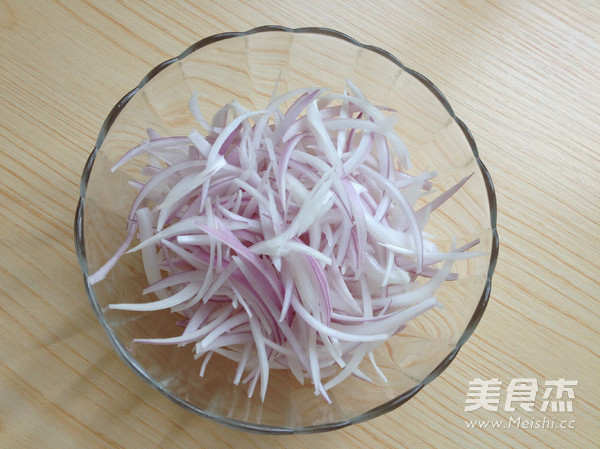 生拌<a href=/shicai/shucai/YangCong/index.html target=_blank><u>洋葱</u></a>的做法