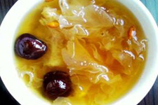 <a href=/shicai/shucai/YinEr/index.html target=_blank><u>银耳</u></a>红<a href=/shicai/guopin/Zao/index.html target=_blank><u>枣</u></a>汤的做法,<a href=/shicai/shucai/YinEr/index.html target=_blank><u>银耳</u></a>红<a href=/shicai/guopin/Zao/index.html target=_blank><u>枣</u></a>汤怎么熬,<a href=/shicai/shucai/YinEr/index.html target=_blank><u>银耳</u></a>红<a href=/shicai/guopin/Zao/index.html target=_blank><u>枣</u></a>汤做法