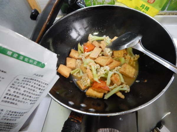 <a href=/shicai/shucai/HuaCai/index.html target=_blank><u>花菜</u></a>烧<a href=/shicai/mimian/DouFu/index.html target=_blank><u>豆腐</u></a>的做法