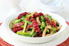 韭菜辣皮子炒肉的家常做法