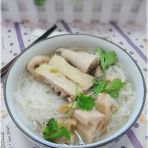 莲藕鸡汤米粉的做法